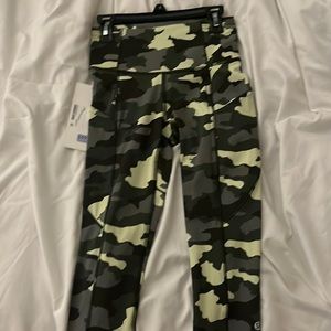 NEW LULU LEMON LEGGINGS SIZE 2 CAMO
